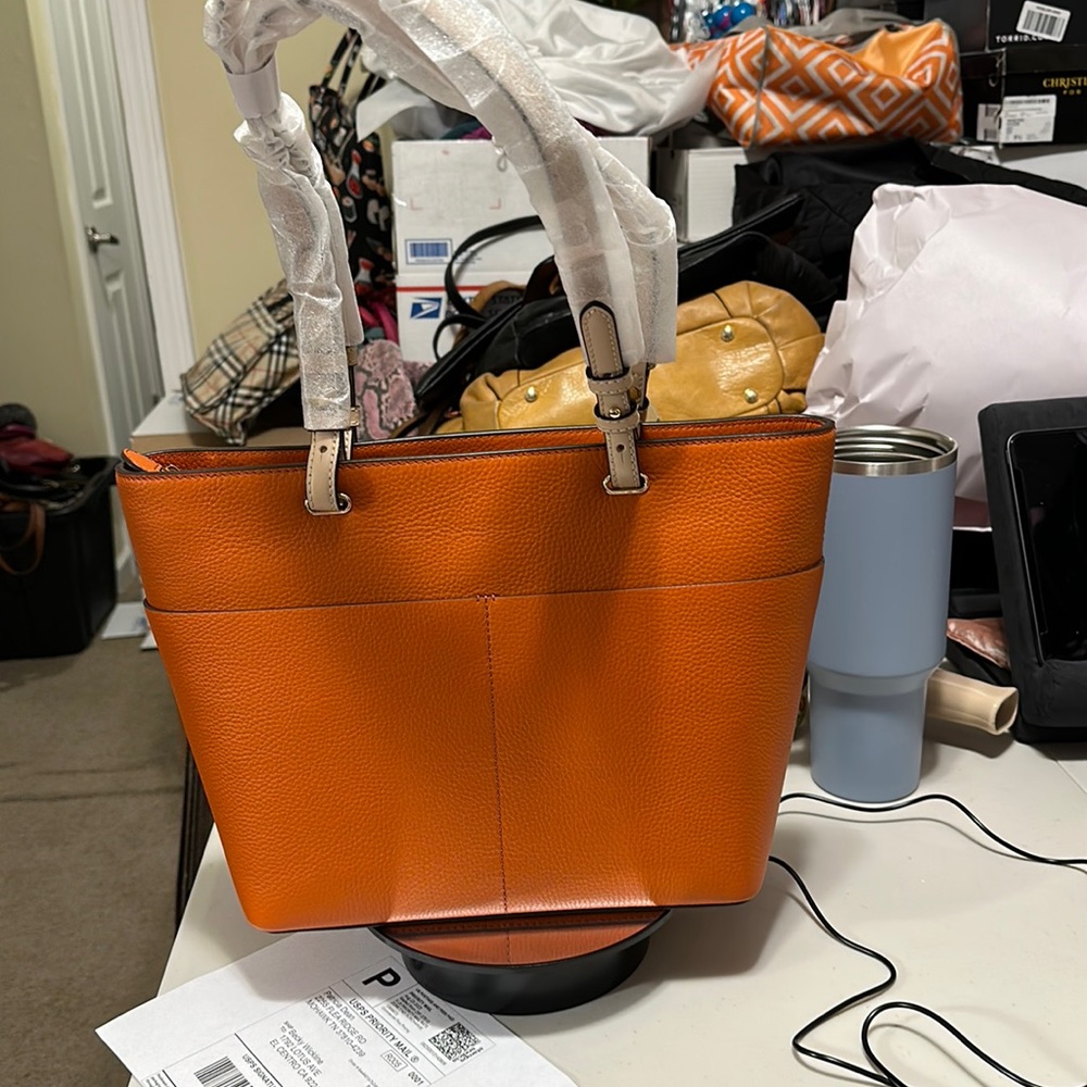 👛👛👛NWT ORANGE MICHAEL KORS TOTE